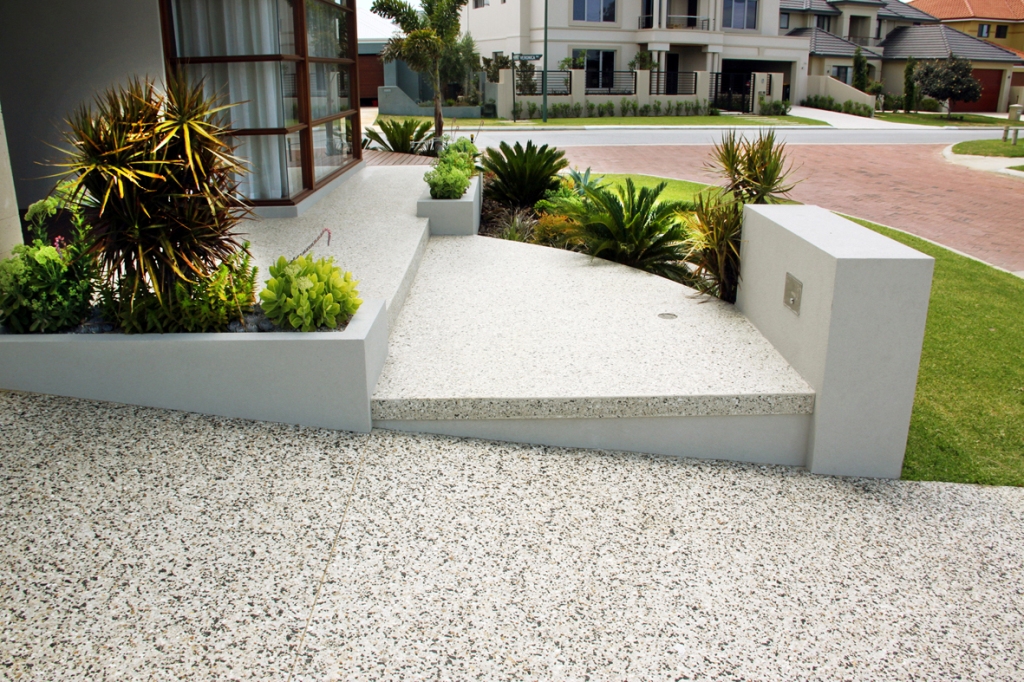 Béton désactivé avec gravier blanc