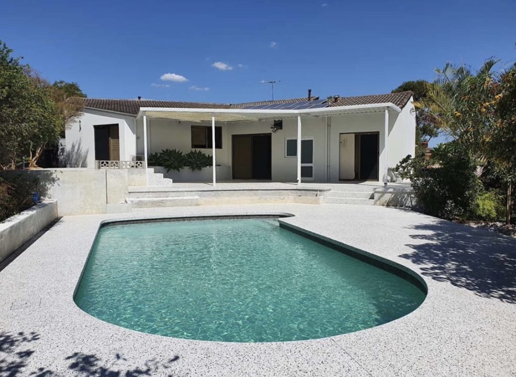 Béton désactivé couleur blanc piscine