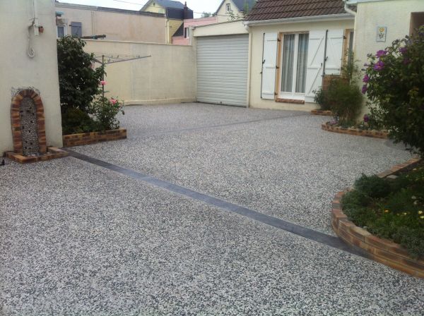 Béton désactivé gravier bleu