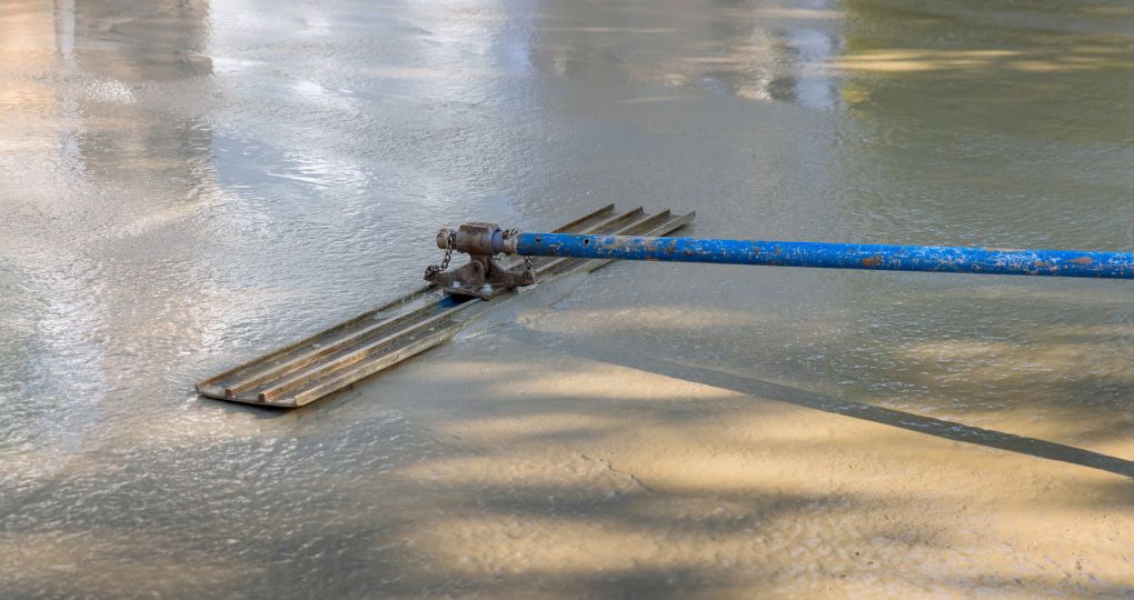 Mise en œuvre du béton autonivelant pour une dalle