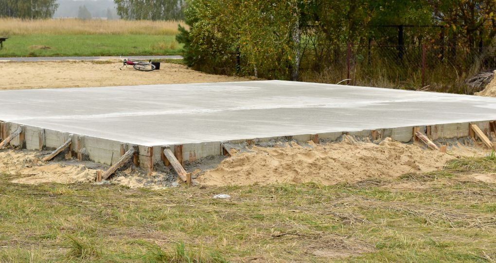Est-il possible de laisser les planches de coffrage dans la dalle
